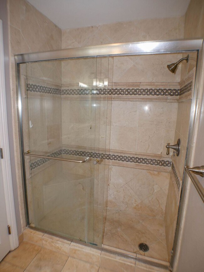 Building Photo - 2BD/2BA Dual Master Condo of secured building in highly sought after Boutique Bella Capri building.