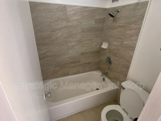 Building Photo - 1301 Lusitana St