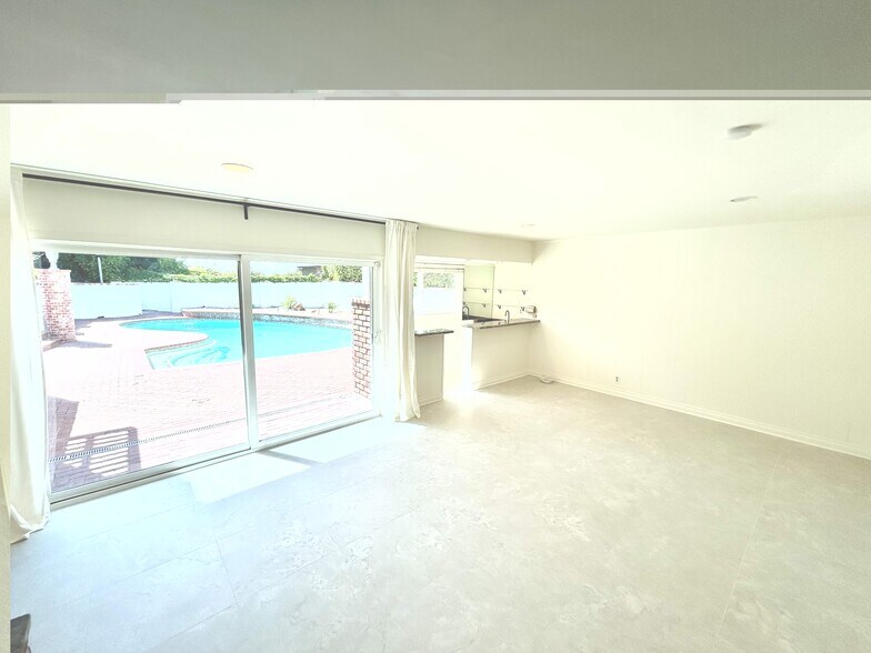 Building Photo - 22525 Flamingo St
