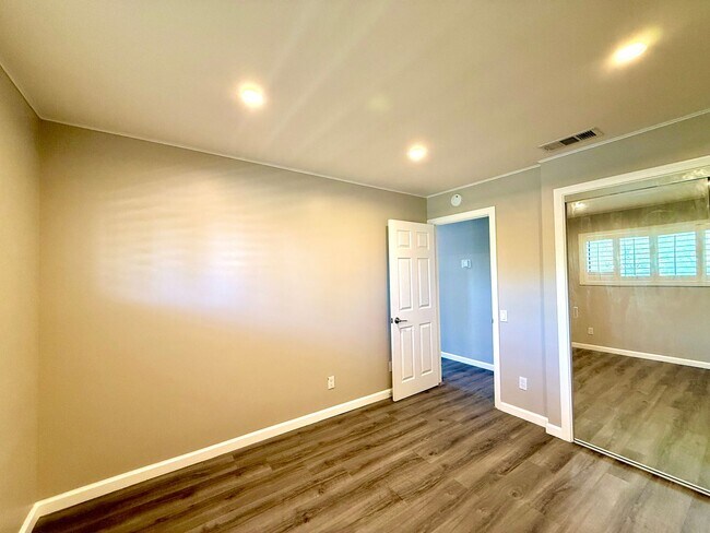 Building Photo - 685 N Ashurst Ct