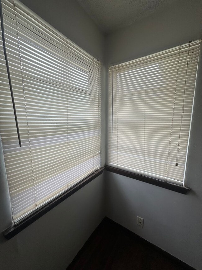 Building Photo - 4 Bed, 2 Bath, 2 dInng, 2 Living