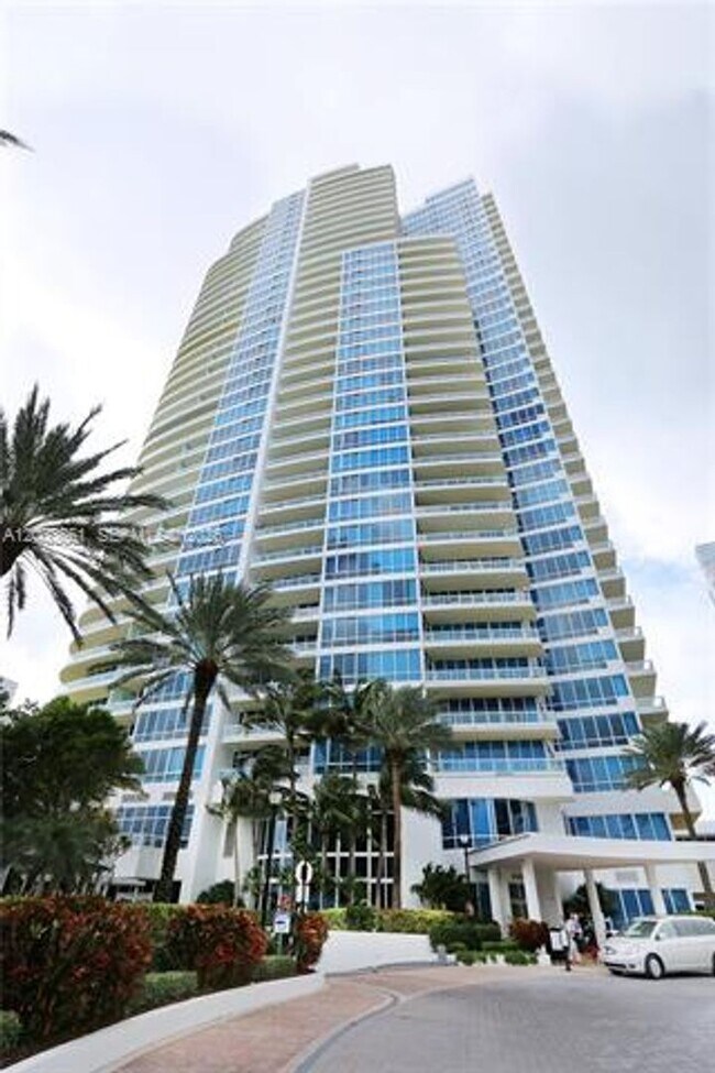 Building Photo - 100 South Pointe Dr