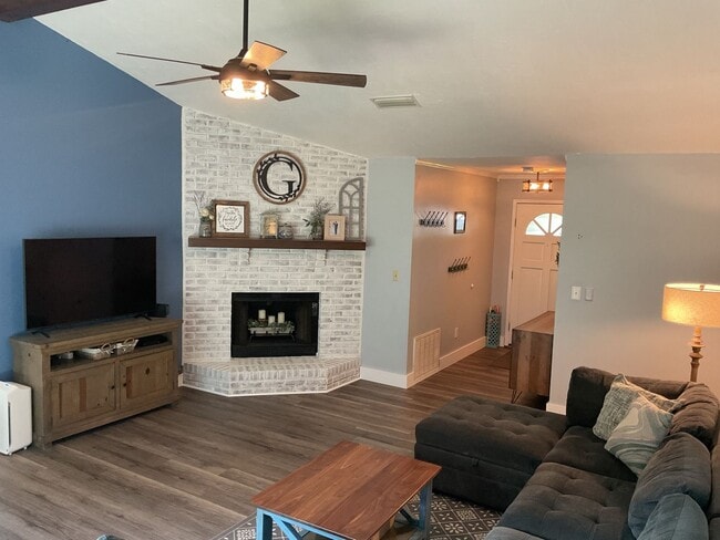 Building Photo - Spacious & Stylish Home in Bluewater Bay!