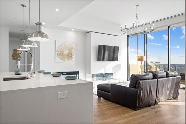 Building Photo - Premier Penthouse Suite at Seven 88 West Midtown-