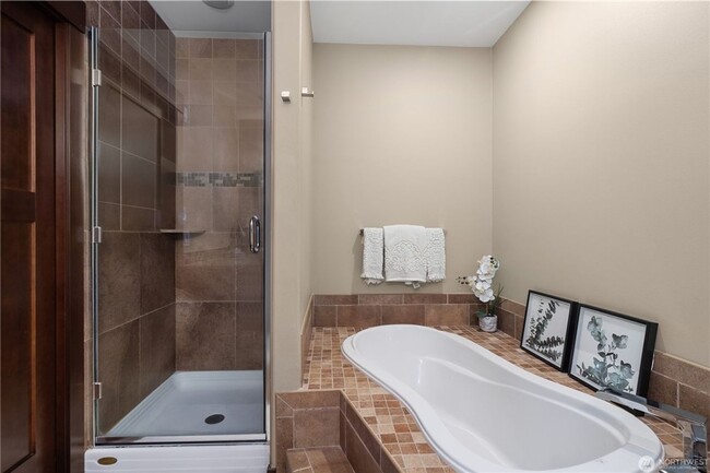 Building Photo - Top Floor Condo for rent!