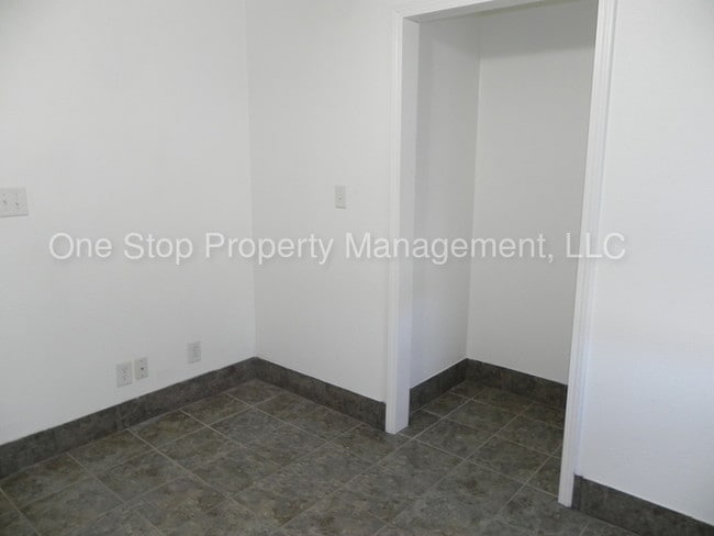 Building Photo - 2304 Englewood Ct