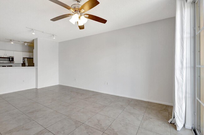 Building Photo - 720 S Sapodilla Ave
