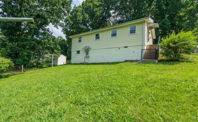 Building Photo - 2 bed and 1.5bath house with office space ...