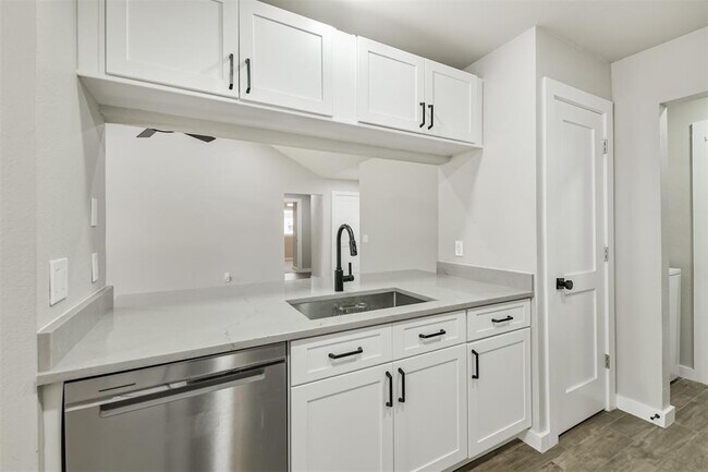 Building Photo - 10615 Prospect Hill Dr