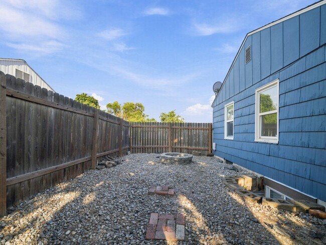 Building Photo - 6011 N Braeburn Dr