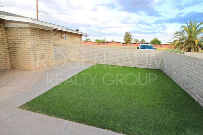 Building Photo - 1008 N Pueblo Dr