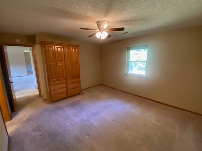 Building Photo - Adorable 2 Bedroom Home Near Downtown Rogers!