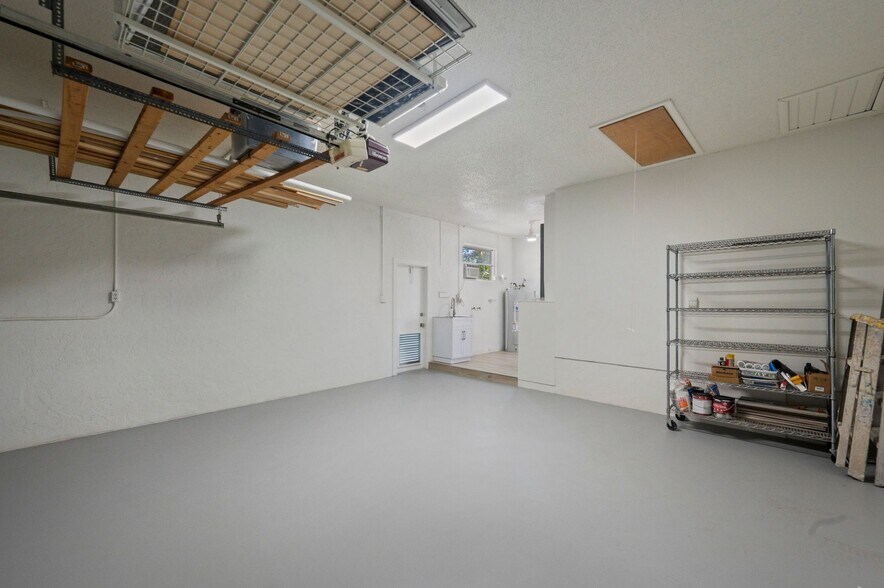 Building Photo - 210 Divinci Dr