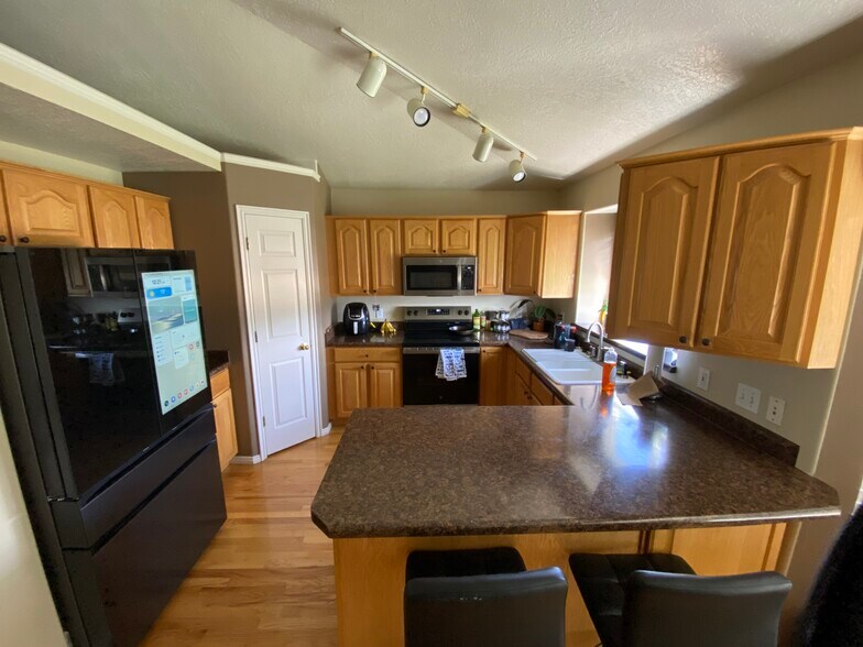 Shared Kitchen Space - 5572 S 4075 W