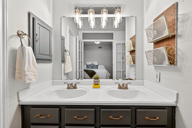 Building Photo - 930 Holly Hall Dr