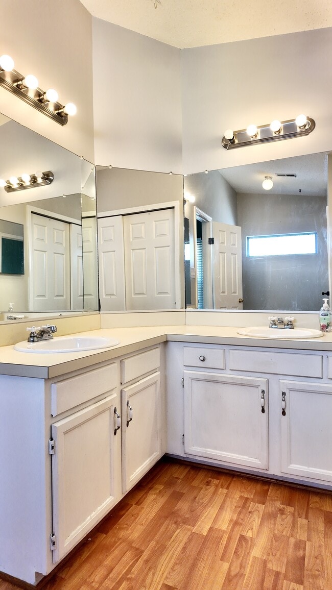 Building Photo - 1007 Brandon Quay