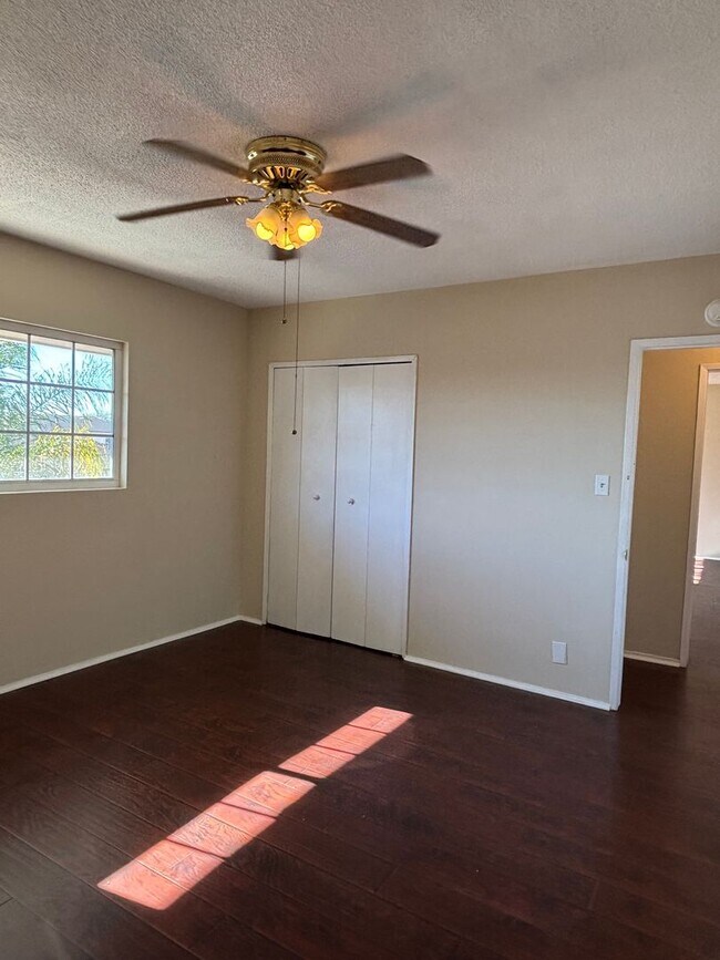 Building Photo - 2 bedroom 1 bath available now in East LA!