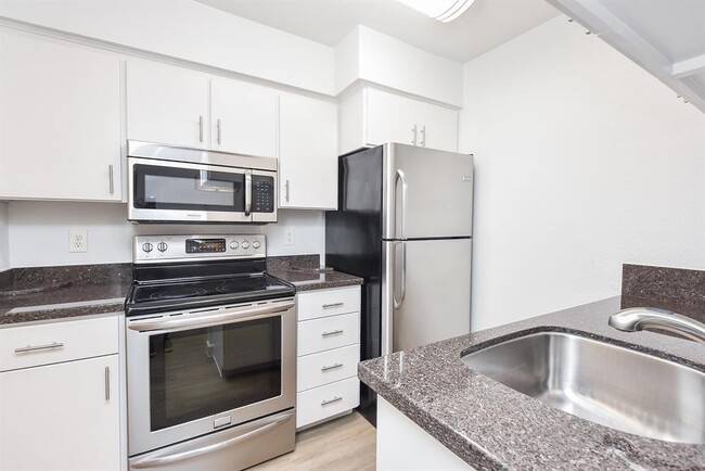 Building Photo - 700 Thicket Ln