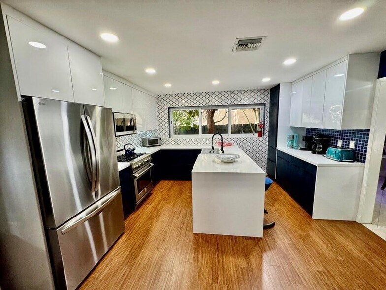 Building Photo - 2325 Barcelona Dr