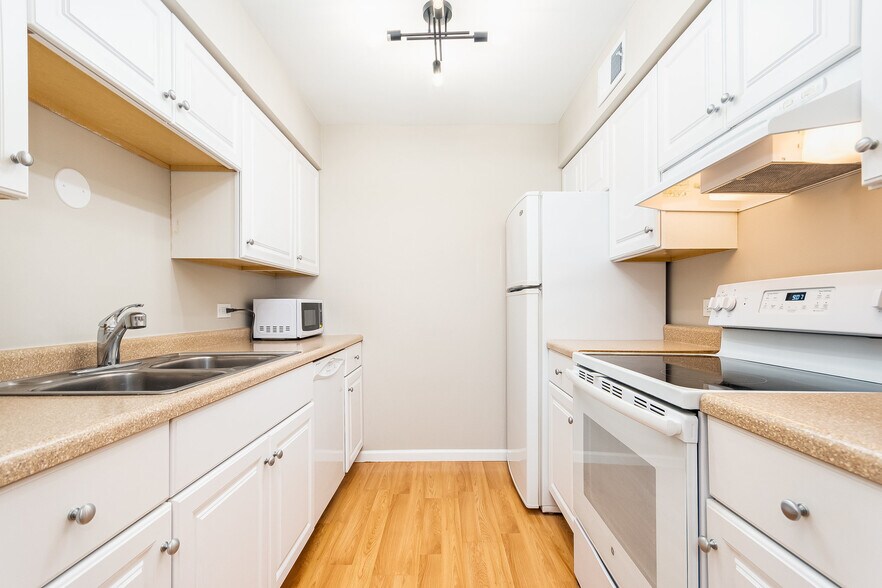 Building Photo - 6165 Knoll Wood Rd