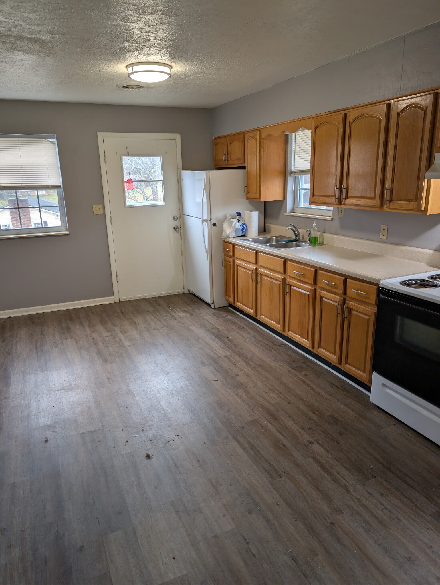 Building Photo - 204 Cherry Ln