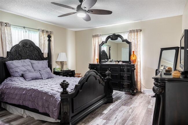 Building Photo - 9870 Pecan Tree Dr