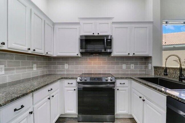 Building Photo - 3033 SE Brierwood Pl