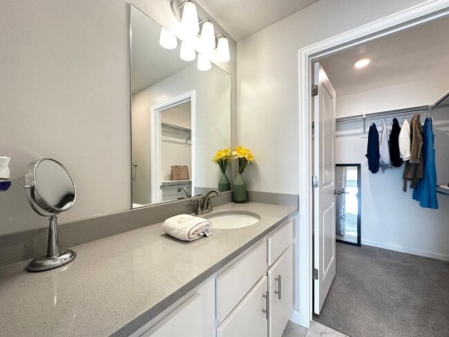 Building Photo - Spacious and Bright Townhome Available Sep...