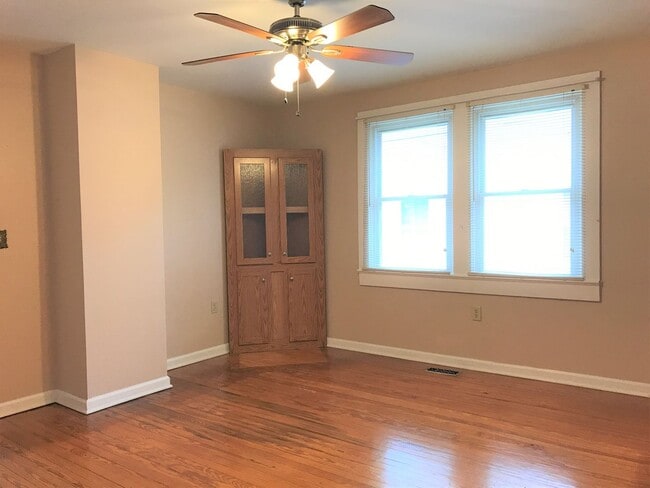 Building Photo - Lovely 3 Bedroom/2 Bathroom… Waiting for Y...