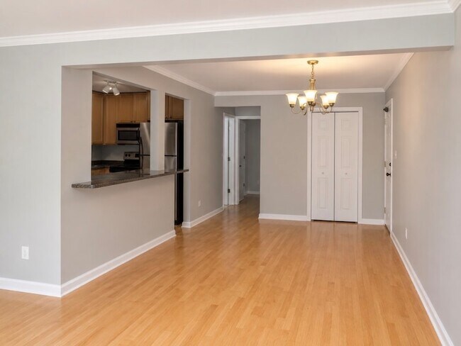 Building Photo - 520 E Spruce Dr