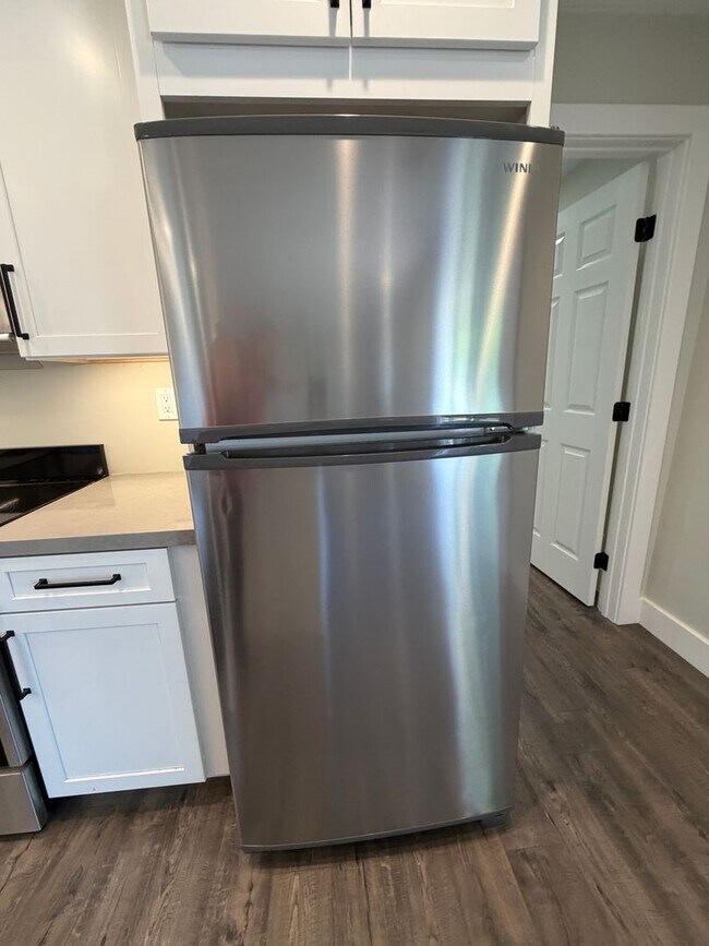 Building Photo - Nicely remodeled 1 bedroom Suite, All utilities paid + WiFi