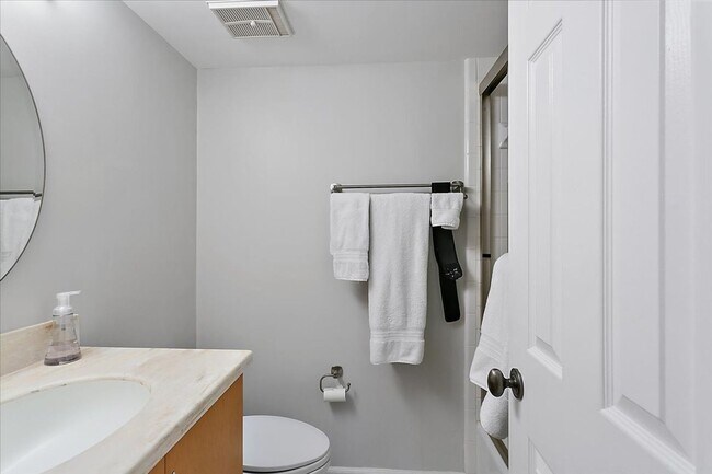 Building Photo - Fabulous Condo in The Pointe!