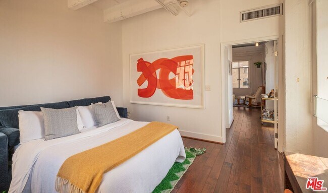 Building Photo - 6253 Hollywood Blvd