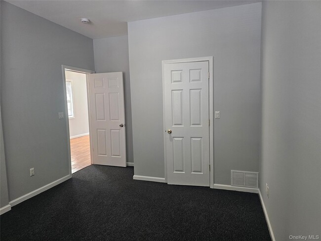 Building Photo - 10 Burnside Ave