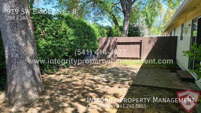 Building Photo - 919 SW Bridge St