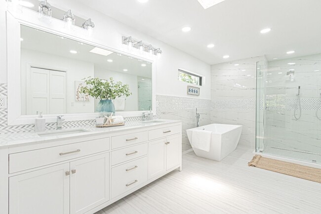 Building Photo - Newly Renovated 3 Bedroom Pool Home in Des...