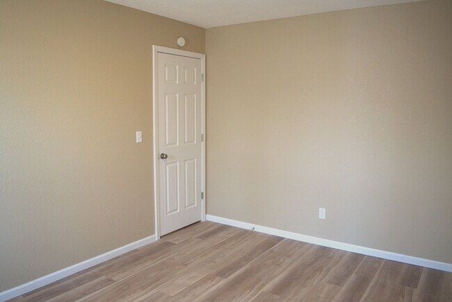 Building Photo - 1309-1311 Godas