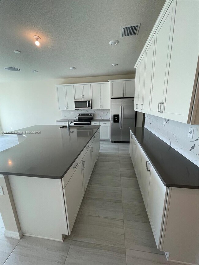 Building Photo - 2112 Appleton Cir S