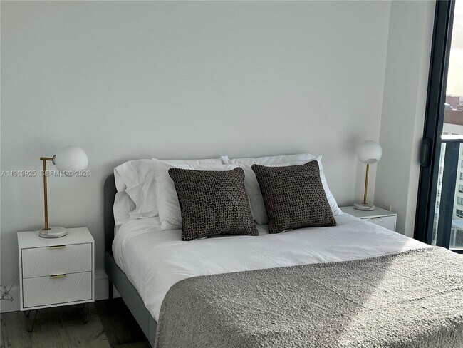 Building Photo - 121 NE 34th St