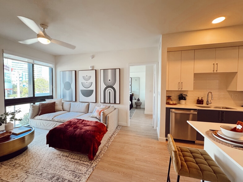 Building Photo - 2571 NE 195th St