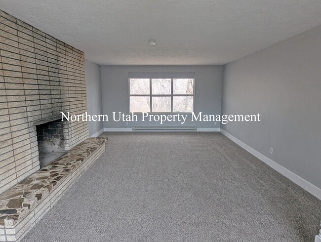 Building Photo - 4 Bed, 2 Bath