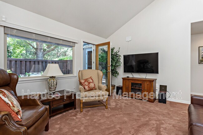 Building Photo - 830 E Riverpark Ln