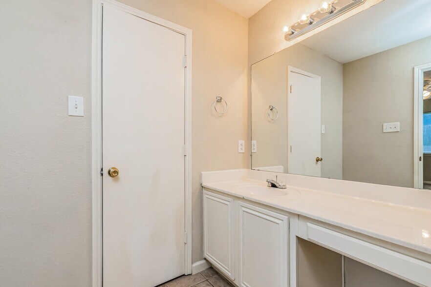 Building Photo - 6329 Glen Knoll Dr