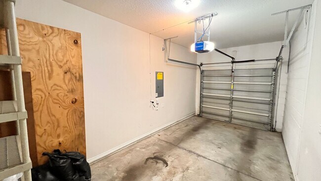 Building Photo - Charming 3-Bedroom Townhome in Oviedo – La...