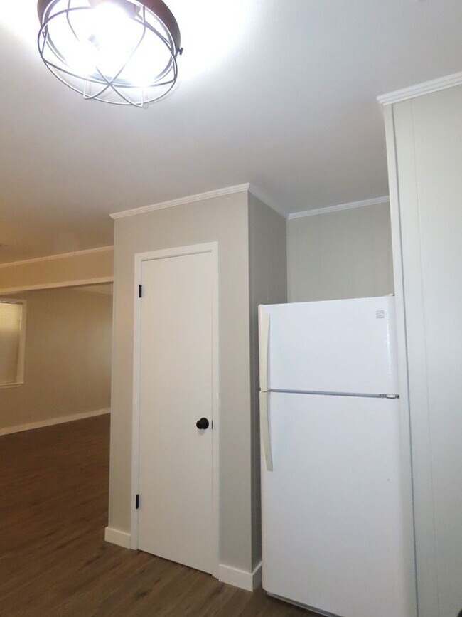 Building Photo - 10556 Twin Oaks Dr