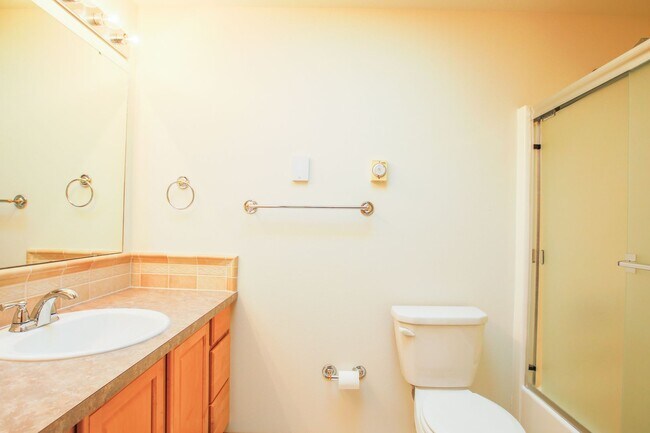 Building Photo - Lovely Mid-Island Home Available August 19th!