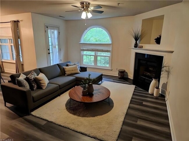 Building Photo - 2nd-level, 2-bedroom, 2-full bath condo