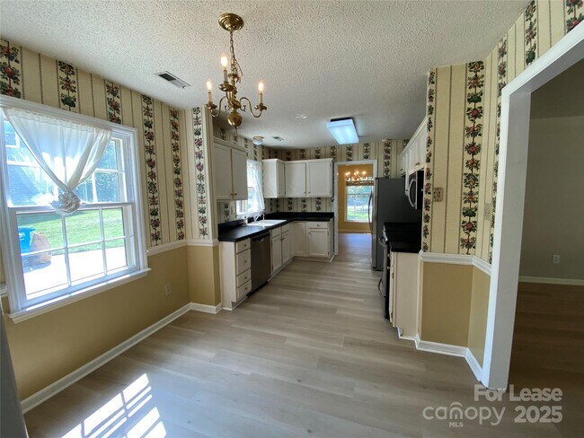 Building Photo - 1025 Thornsby Ln