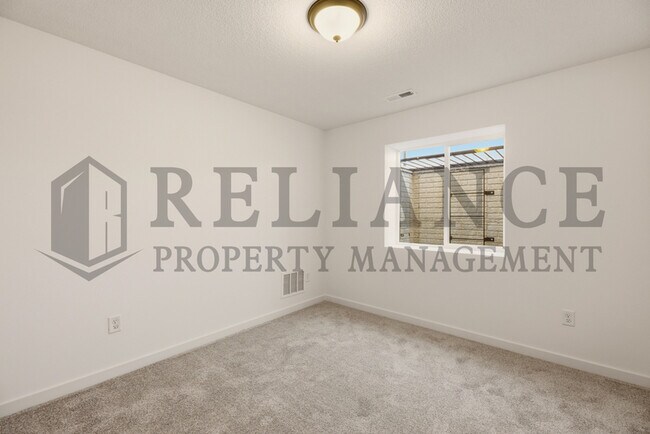 Building Photo - 5241 N Pinecrest Ct