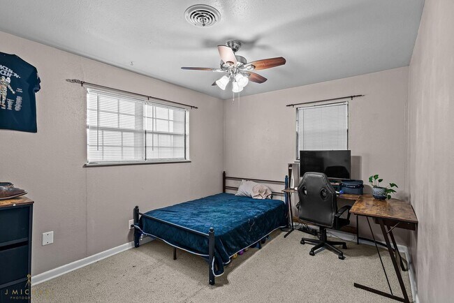 Building Photo - 5520 Knollcrest Dr